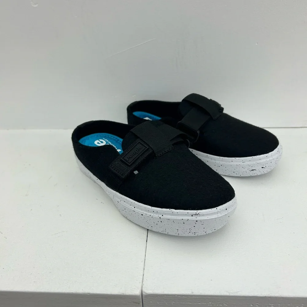 People’s foot wear yeti shoe